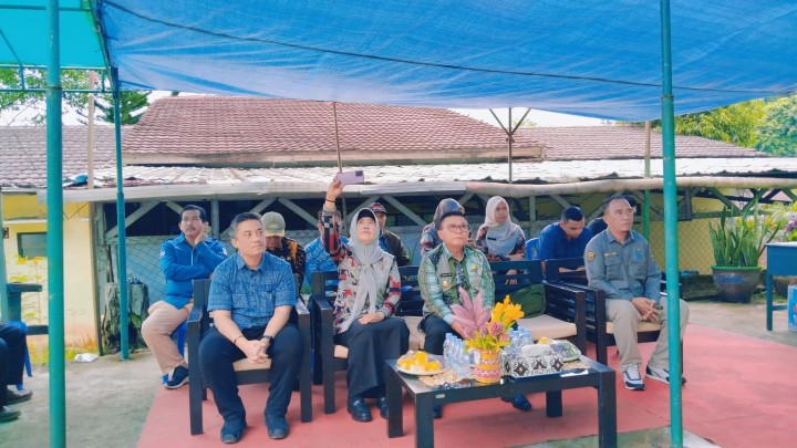Kamis, 04 September 2025, Dinas Ketahanan Pangan Kota Samarinda melaksanakan kegiatan penyerahan bantuan pangan beras dari Pemerintah kepada warga kurang mampu Kelurahan Karang Anyar di Taman Letj.MT. Haryono Samarinda