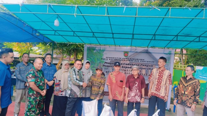 Kamis, 04 September 2025, Dinas Ketahanan Pangan Kota Samarinda melaksanakan kegiatan penyerahan bantuan pangan beras dari Pemerintah kepada warga kurang mampu Kelurahan Karang Anyar di Taman Letj.MT. Haryono Samarinda