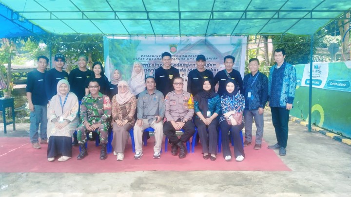 Kamis, 04 September 2025, Dinas Ketahanan Pangan Kota Samarinda melaksanakan kegiatan penyerahan bantuan pangan beras dari Pemerintah kepada warga kurang mampu Kelurahan Karang Anyar di Taman Letj.MT. Haryono Samarinda