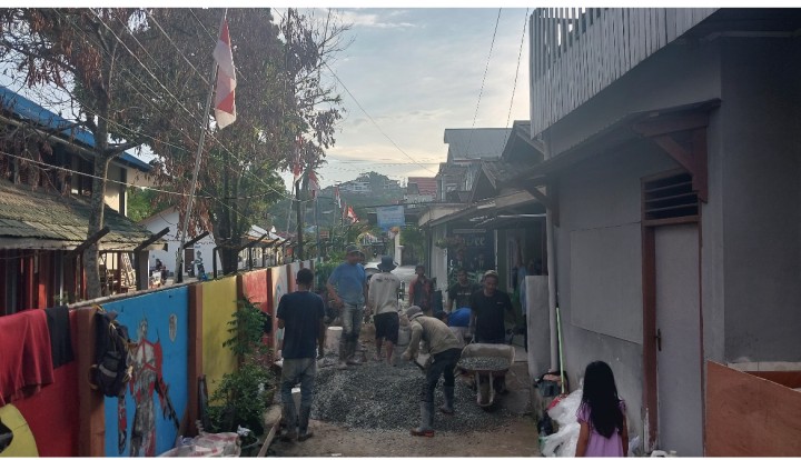 Kamis, 04 September 2025, Kelurahan Karang Anyar monitoring kegiatan Probebaya bidang Sapras untuk kegiatan Pengerjaan semenisasi gang RT 03 di Jalan Banggeris Gang 07