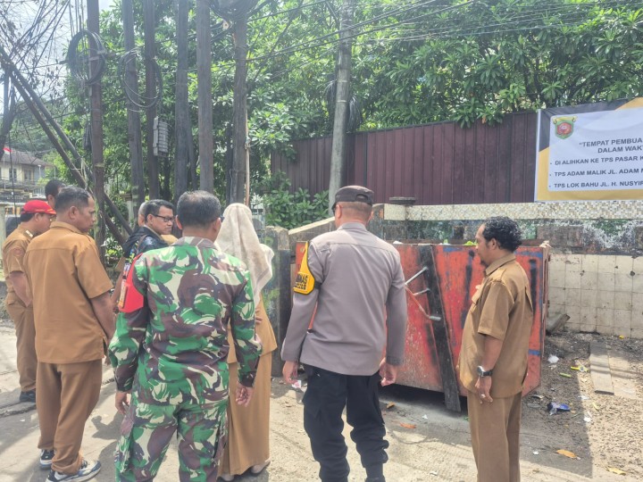 Selasa, 16 September 2025, Kelurahan Karang Anyar bersama Unsur Keamanan dan Ketertiban Karang Anyar mendampingi Dinas Lingkungan Hidup Samarinda untuk melakukan Pemasangan Spanduk berisi Informasi terkait penutupan permanen TPS Teuku Umar