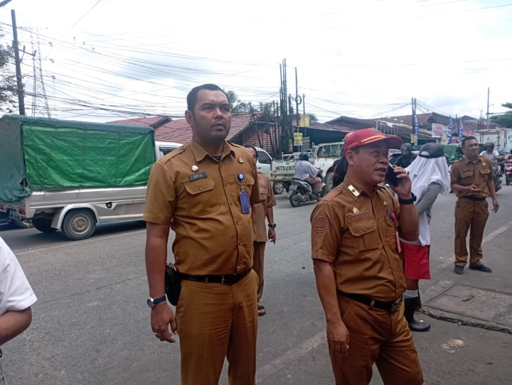 Selasa, 16 September 2025, Kelurahan Karang Anyar bersama Unsur Keamanan dan Ketertiban Karang Anyar mendampingi Dinas Lingkungan Hidup Samarinda untuk melakukan Pemasangan Spanduk berisi Informasi terkait penutupan permanen TPS Teuku Umar
