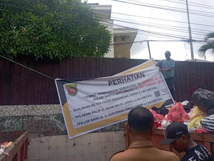 Selasa, 16 September 2025, Kelurahan Karang Anyar bersama Unsur Keamanan dan Ketertiban Karang Anyar mendampingi Dinas Lingkungan Hidup Samarinda untuk melakukan Pemasangan Spanduk berisi Informasi terkait penutupan permanen TPS Teuku Umar