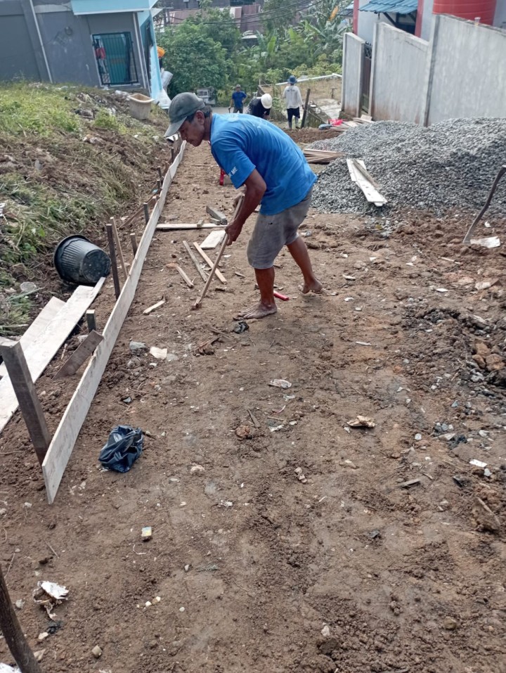 Selasa, 16 September 2025, Kelurahan Karang Anyar meninjau ke Jalan Kelapa Gading RT.011 dalam rangka pengecoran jalan untuk kegiatan Probebaya bidang Infrastruktur Sapras.
