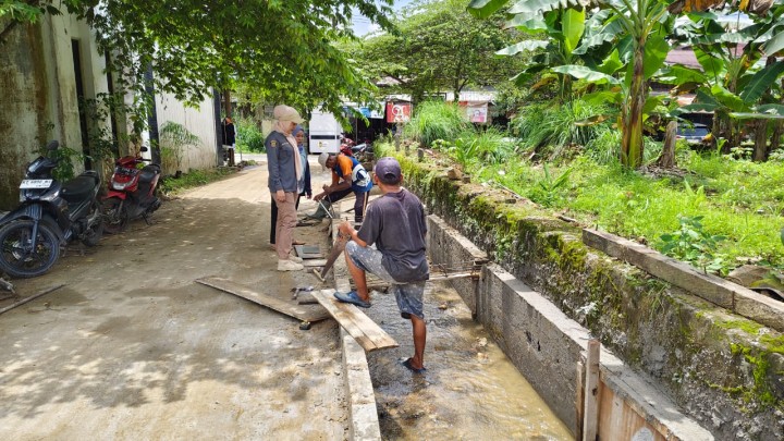 Kamis, 18 September 2025, Kelurahan Karang Anyar melakukan monitoring kegiatan Infrastruktur Probebaya bidang Sapras berupa perbaikan drainase di Jalan Kelapa Gading RT.037 dan 038.