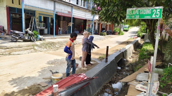 Kamis, 18 September 2025, Kelurahan Karang Anyar melakukan monitoring kegiatan Infrastruktur Probebaya bidang Sapras berupa perbaikan drainase di Jalan Kelapa Gading RT.037 dan 038.