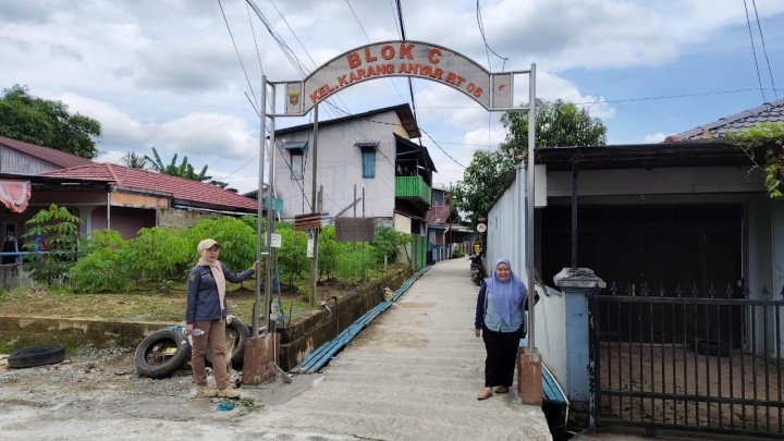 Kamis, 18 September 2025, Kelurahan Karang Anyar melakukan monitoring kegiatan Infrastruktur Probebaya bidang Sapras berupa perbaikan Jalan di Jalan Cendana Gang 4 RT.04 dan 06.