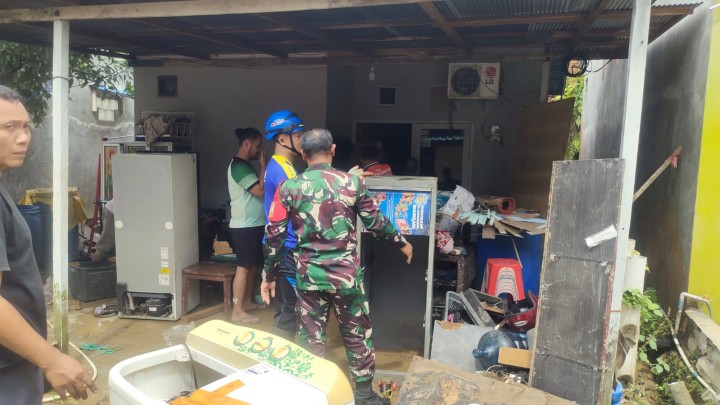 Minggu, 21 September 2025, Kelurahan bersama Unsur Keamanan dan Ketertiban Kelurahan Karang Anyar mendampingi tim BPBD Kota Samarinda melakukan evakuasi dan kunjungan ke tanah longsor di Jalan Kelapa Gading 19 Gang Ramadan RT.037