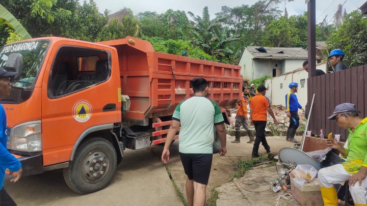 Minggu, 21 September 2025, Kelurahan bersama Unsur Keamanan dan Ketertiban Kelurahan Karang Anyar mendampingi tim BPBD Kota Samarinda melakukan evakuasi dan kunjungan ke tanah longsor di Jalan Kelapa Gading 19 Gang Ramadan RT.037