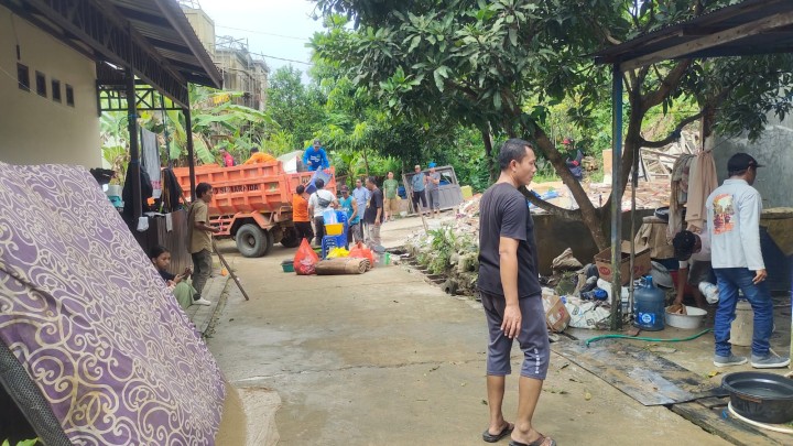 Minggu, 21 September 2025, Kelurahan bersama Unsur Keamanan dan Ketertiban Kelurahan Karang Anyar mendampingi tim BPBD Kota Samarinda melakukan evakuasi dan kunjungan ke tanah longsor di Jalan Kelapa Gading 19 Gang Ramadan RT.037
