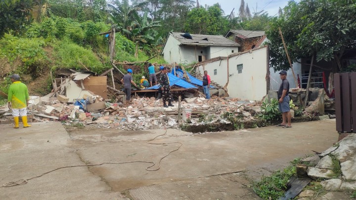 Minggu, 21 September 2025, Kelurahan bersama Unsur Keamanan dan Ketertiban Kelurahan Karang Anyar mendampingi tim BPBD Kota Samarinda melakukan evakuasi dan kunjungan ke tanah longsor di Jalan Kelapa Gading 19 Gang Ramadan RT.037