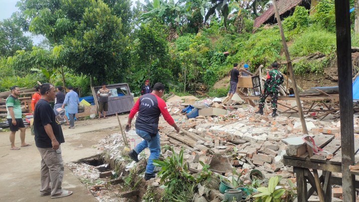 Minggu, 21 September 2025, Kelurahan bersama Unsur Keamanan dan Ketertiban Kelurahan Karang Anyar mendampingi tim BPBD Kota Samarinda melakukan evakuasi dan kunjungan ke tanah longsor di Jalan Kelapa Gading 19 Gang Ramadan RT.037