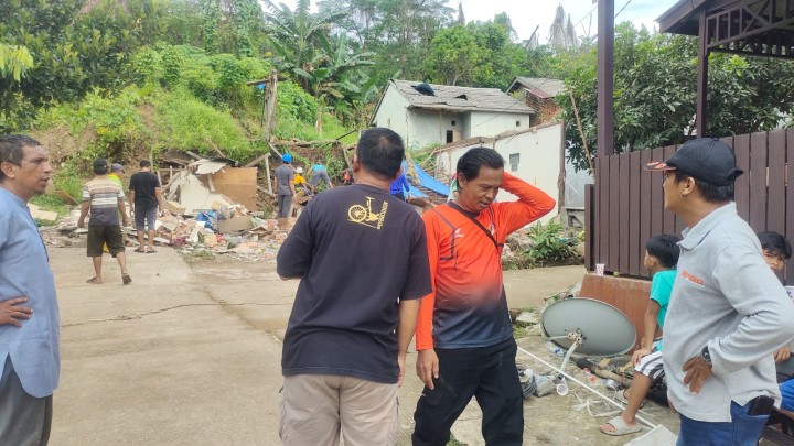 Minggu, 21 September 2025, Kelurahan bersama Unsur Keamanan dan Ketertiban Kelurahan Karang Anyar mendampingi tim BPBD Kota Samarinda melakukan evakuasi dan kunjungan ke tanah longsor di Jalan Kelapa Gading 19 Gang Ramadan RT.037
