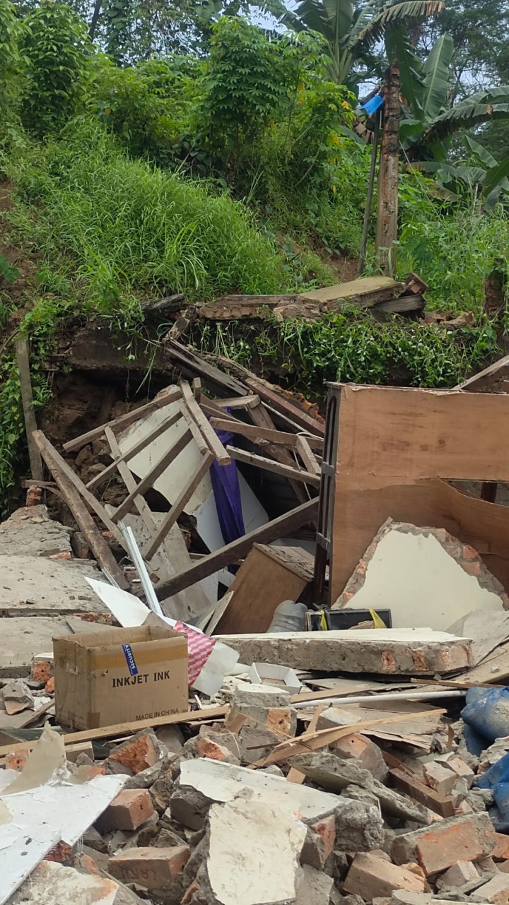 Minggu, 21 September 2025, Kelurahan bersama Unsur Keamanan dan Ketertiban Kelurahan Karang Anyar mendampingi tim BPBD Kota Samarinda melakukan evakuasi dan kunjungan ke tanah longsor di Jalan Kelapa Gading 19 Gang Ramadan RT.037
