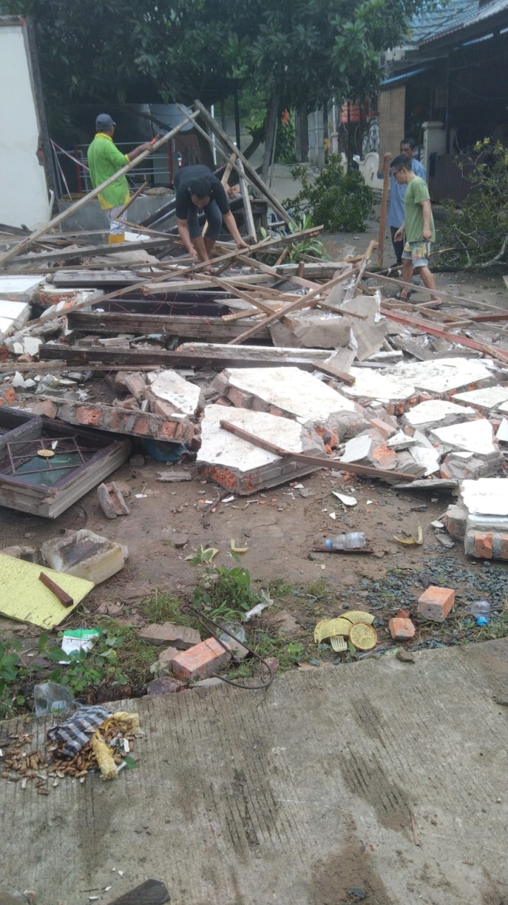 Minggu, 21 September 2025, Kelurahan bersama Unsur Keamanan dan Ketertiban Kelurahan Karang Anyar mendampingi tim BPBD Kota Samarinda melakukan evakuasi dan kunjungan ke tanah longsor di Jalan Kelapa Gading 19 Gang Ramadan RT.037