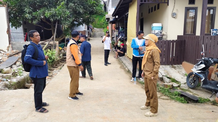 Senin, 22 September 2025, Kelurahan Karang Anyar dengan didampingi Tim Dari BPBD Kota Samarinda dan Unsur Keamanan dan Ketertiban Kelurahan Karang Anyar melaksanakan kegiatan pemberian bantuan paket sembako sebanyak 4 paket kepada warga yang terdampak lonsgor di Jalan Kelapa Gading 19 RT.037.