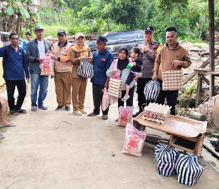 Senin, 22 September 2025, Kelurahan Karang Anyar dengan didampingi Tim Dari BPBD Kota Samarinda dan Unsur Keamanan dan Ketertiban Kelurahan Karang Anyar melaksanakan kegiatan pemberian bantuan paket sembako sebanyak 4 paket kepada warga yang terdampak lonsgor di Jalan Kelapa Gading 19 RT.037.