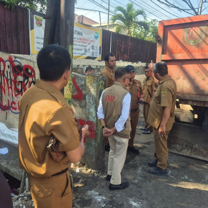 Selasa, 23 September 2025 Kelurahan Karang Anyar melakukan pendampingan pada kegiatan pembongkaran TPS yang berada di jl. Teuku umar yang oleh dilakukan Dinas Lingkungan Hidup Kota samarinda