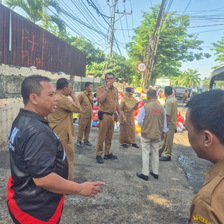 Selasa, 23 September 2025 Kelurahan Karang Anyar melakukan pendampingan pada kegiatan pembongkaran TPS yang berada di jl. Teuku umar yang oleh dilakukan Dinas Lingkungan Hidup Kota samarinda