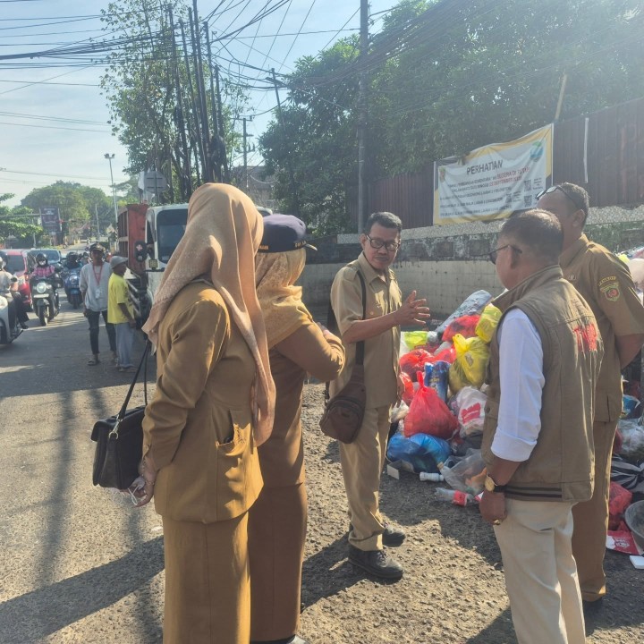 Selasa, 23 September 2025 Kelurahan Karang Anyar melakukan pendampingan pada kegiatan pembongkaran TPS yang berada di jl. Teuku umar yang oleh dilakukan Dinas Lingkungan Hidup Kota samarinda