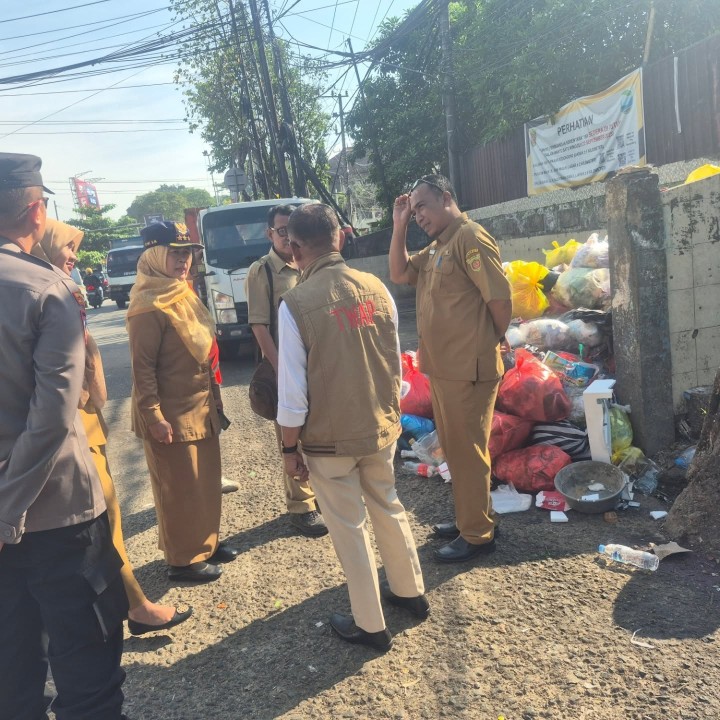 Selasa, 23 September 2025 Kelurahan Karang Anyar melakukan pendampingan pada kegiatan pembongkaran TPS yang berada di jl. Teuku umar yang oleh dilakukan Dinas Lingkungan Hidup Kota samarinda