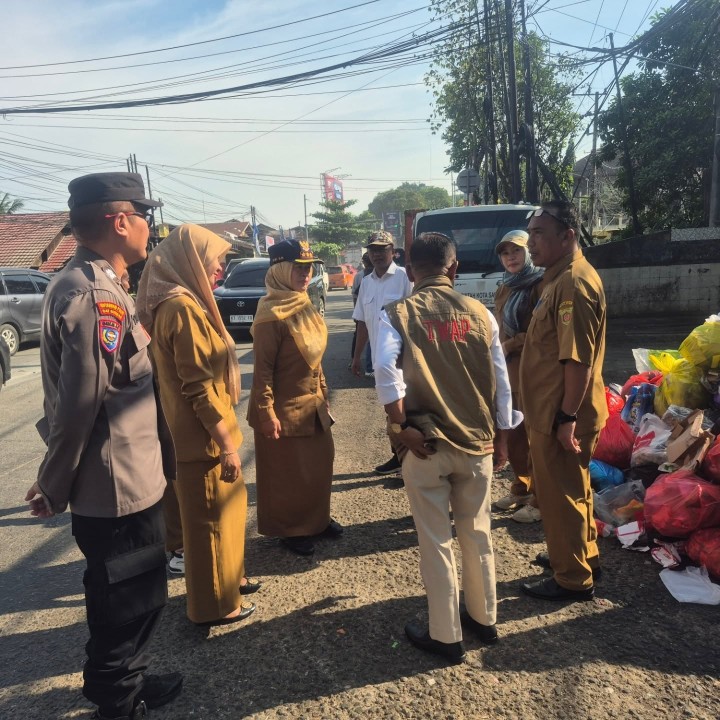 Selasa, 23 September 2025 Kelurahan Karang Anyar melakukan pendampingan pada kegiatan pembongkaran TPS yang berada di jl. Teuku umar yang oleh dilakukan Dinas Lingkungan Hidup Kota samarinda