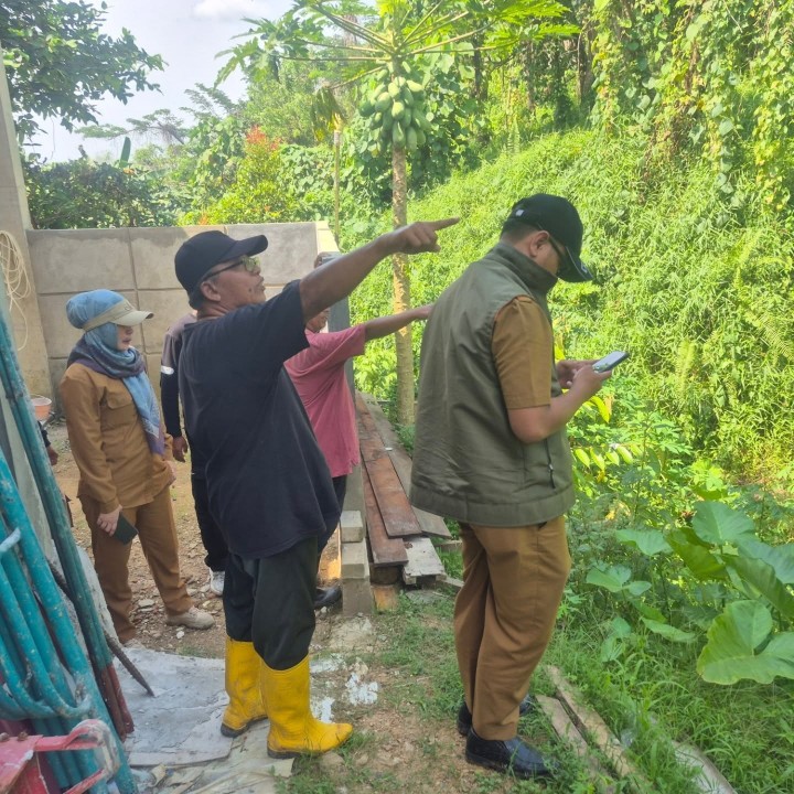 Selasa, 23 September 2025 Pemetaan wilayah dalam rangka mencari solusi penanganan longsor yang terjadi di Jl. Kelapa Gading oleh BPBD Kota Samarinda dengan didampingi tim dari Kelurahan Karang Anyar serta ketua RT dan warga masyarakat