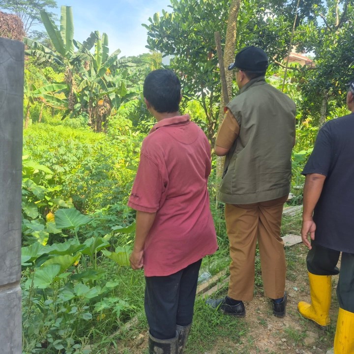 Selasa, 23 September 2025 Pemetaan wilayah dalam rangka mencari solusi penanganan longsor yang terjadi di Jl. Kelapa Gading oleh BPBD Kota Samarinda dengan didampingi tim dari Kelurahan Karang Anyar serta ketua RT dan warga masyarakat