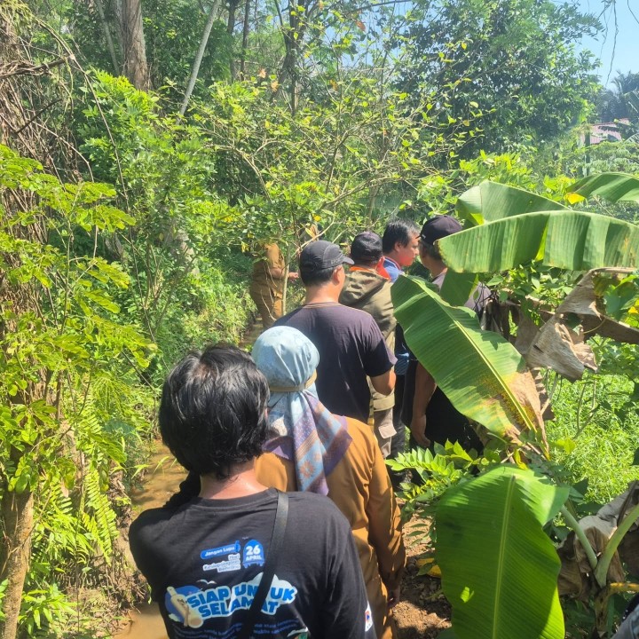 Selasa, 23 September 2025 Pemetaan wilayah dalam rangka mencari solusi penanganan longsor yang terjadi di Jl. Kelapa Gading oleh BPBD Kota Samarinda dengan didampingi tim dari Kelurahan Karang Anyar serta ketua RT dan warga masyarakat