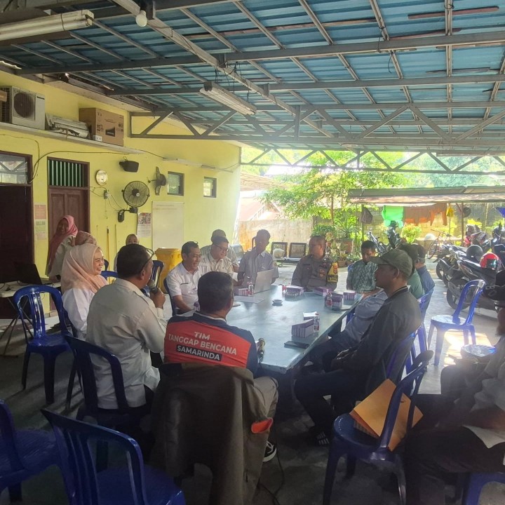 Rabu, 24 September 2025 Rapat pembahasan terkait penanganan longsor yang terjadi di Jl. Kelapa gading 19 RT 37  yang diikuti BPBD Kota Samarinda, Dinas PUPR Kota Samarinda, Dinas Lingkungan Hidup Kota Samarinda , Kecamatan Sungai Kunjang, Unsur Keamanan dan Ketertiban, Kelurahan Karang Anyar serta Ketua RT dan unsur warga masyarakat RT 37 Kel. Karang anyar