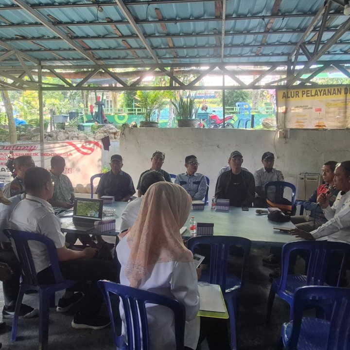 Rabu, 24 September 2025 Rapat pembahasan terkait penanganan longsor yang terjadi di Jl. Kelapa gading 19 RT 37  yang diikuti BPBD Kota Samarinda, Dinas PUPR Kota Samarinda, Dinas Lingkungan Hidup Kota Samarinda , Kecamatan Sungai Kunjang, Unsur Keamanan dan Ketertiban, Kelurahan Karang Anyar serta Ketua RT dan unsur warga masyarakat RT 37 Kel. Karang anyar