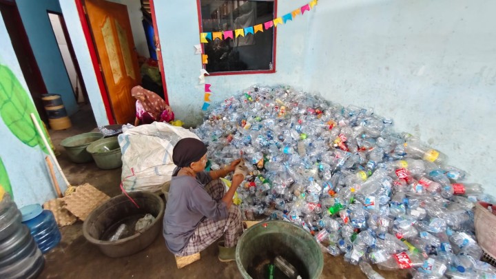 Jumat, 26 September 2025 Kelurahan Karang Anyar menyerahkan sampah plastik atau botol plastik ke 2 Bank Sampah di Bank Ramli Berseri di Jln.MT.Haryono Perumahan Pemda RT.002 dan Bank Ramli Ceseri di Jalan Cendana Gang 11 RT.012