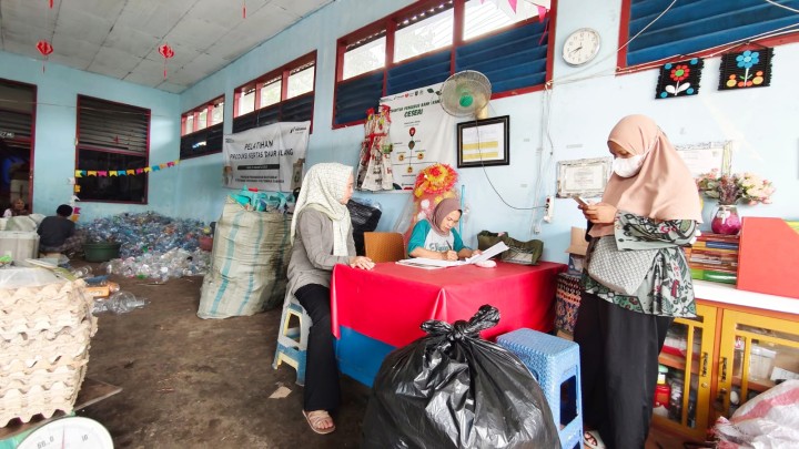 Jumat, 26 September 2025 Kelurahan Karang Anyar menyerahkan sampah plastik atau botol plastik ke 2 Bank Sampah di Bank Ramli Berseri di Jln.MT.Haryono Perumahan Pemda RT.002 dan Bank Ramli Ceseri di Jalan Cendana Gang 11 RT.012