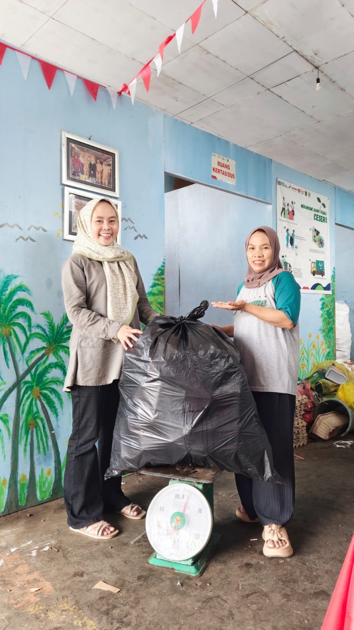 Jumat, 26 September 2025 Kelurahan Karang Anyar menyerahkan sampah plastik atau botol plastik ke 2 Bank Sampah di Bank Ramli Berseri di Jln.MT.Haryono Perumahan Pemda RT.002 dan Bank Ramli Ceseri di Jalan Cendana Gang 11 RT.012