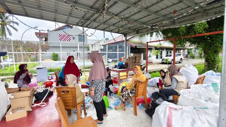 Jumat, 26 September 2025 Kelurahan Karang Anyar menyerahkan sampah plastik atau botol plastik ke 2 Bank Sampah di Bank Ramli Berseri di Jln.MT.Haryono Perumahan Pemda RT.002 dan Bank Ramli Ceseri di Jalan Cendana Gang 11 RT.012