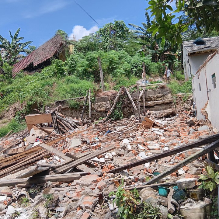 Kamis, 02 Oktober 2025, Kelurahan Karang Anyar mendampingi pihak dari Dinas Perkim Kota Samarinda terkait kunjungan ke wilayah longsor di Jalan Kelapa Gading RT.037.