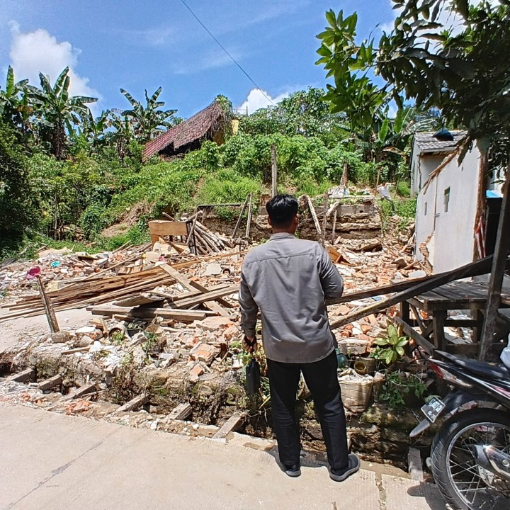 Kamis, 02 Oktober 2025, Kelurahan Karang Anyar mendampingi pihak dari Dinas Perkim Kota Samarinda terkait kunjungan ke wilayah longsor di Jalan Kelapa Gading RT.037.