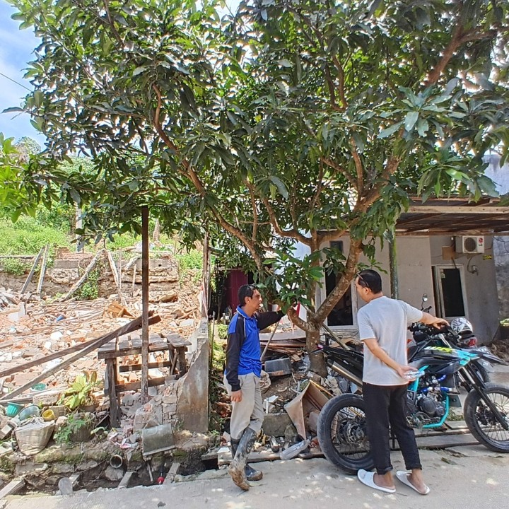 Kamis, 02 Oktober 2025, Kelurahan Karang Anyar mendampingi pihak dari Dinas Perkim Kota Samarinda terkait kunjungan ke wilayah longsor di Jalan Kelapa Gading RT.037.