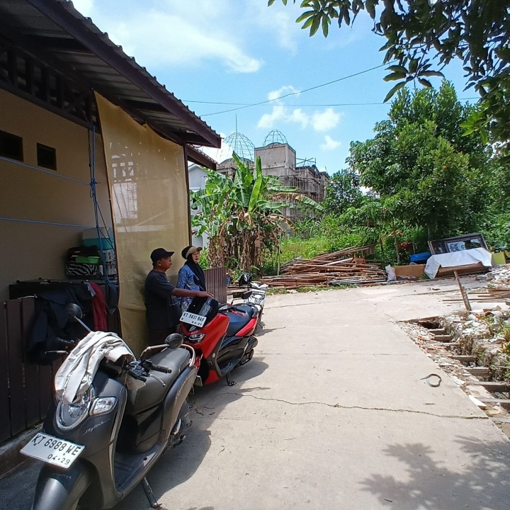 Kamis, 02 Oktober 2025, Kelurahan Karang Anyar mendampingi pihak dari Dinas Perkim Kota Samarinda terkait kunjungan ke wilayah longsor di Jalan Kelapa Gading RT.037.