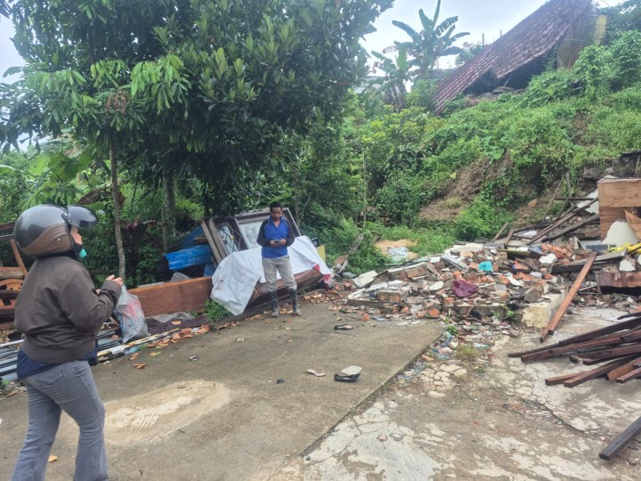 Jumat, 03 Oktober 2025, Kelurahan Karang Anyar mendampingi Armada Exsa dari BPBD Kota Samarinda untuk melakukan pembersihan dilahan longsor jalan Kelapa Gading RT.037.