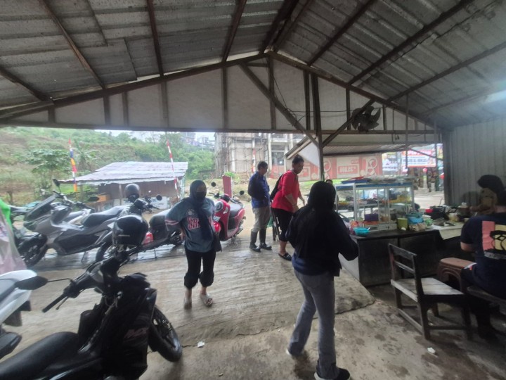Jumat, 03 Oktober 2025, Kelurahan Karang Anyar mendampingi Armada Exsa dari BPBD Kota Samarinda untuk melakukan pembersihan dilahan longsor jalan Kelapa Gading RT.037.