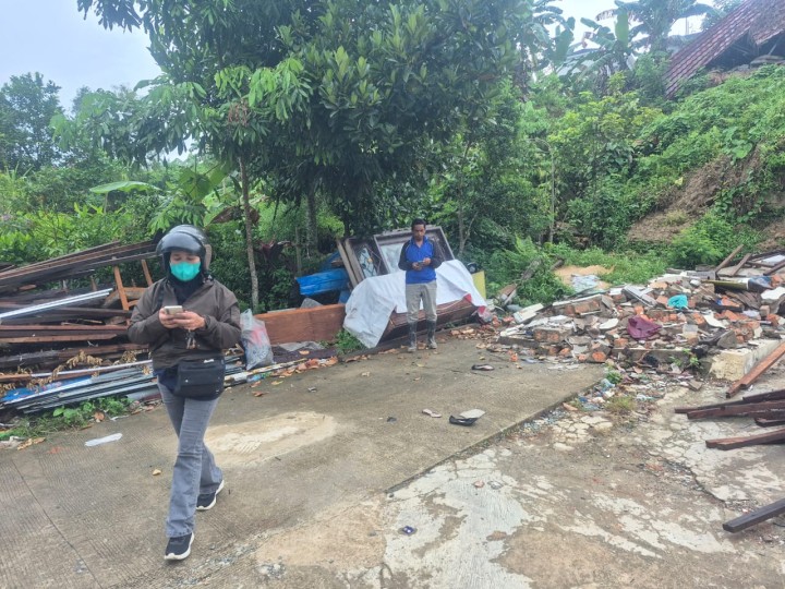 Jumat, 03 Oktober 2025, Kelurahan Karang Anyar mendampingi Armada Exsa dari BPBD Kota Samarinda untuk melakukan pembersihan dilahan longsor jalan Kelapa Gading RT.037.