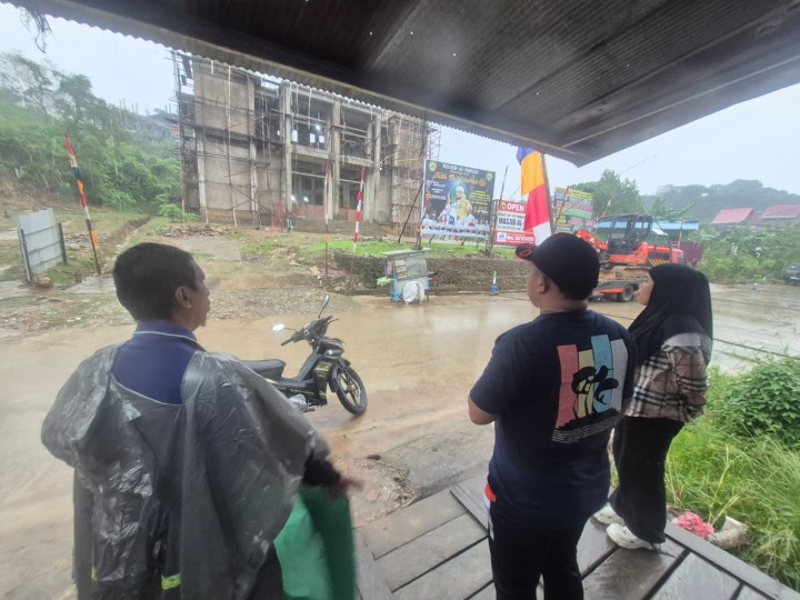 Jumat, 03 Oktober 2025, Kelurahan Karang Anyar mendampingi Armada Exsa dari BPBD Kota Samarinda untuk melakukan pembersihan dilahan longsor jalan Kelapa Gading RT.037.