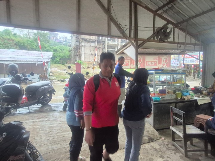 Jumat, 03 Oktober 2025, Kelurahan Karang Anyar mendampingi Armada Exsa dari BPBD Kota Samarinda untuk melakukan pembersihan dilahan longsor jalan Kelapa Gading RT.037.