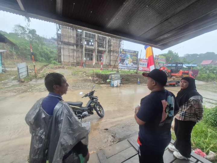 Jumat, 03 Oktober 2025, Kelurahan Karang Anyar mendampingi Armada Exsa dari BPBD Kota Samarinda untuk melakukan pembersihan dilahan longsor jalan Kelapa Gading RT.037.