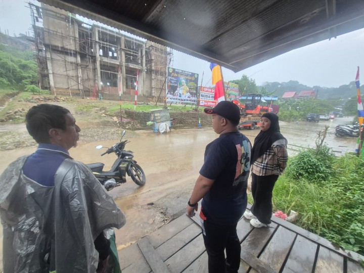Jumat, 03 Oktober 2025, Kelurahan Karang Anyar mendampingi Armada Exsa dari BPBD Kota Samarinda untuk melakukan pembersihan dilahan longsor jalan Kelapa Gading RT.037.
