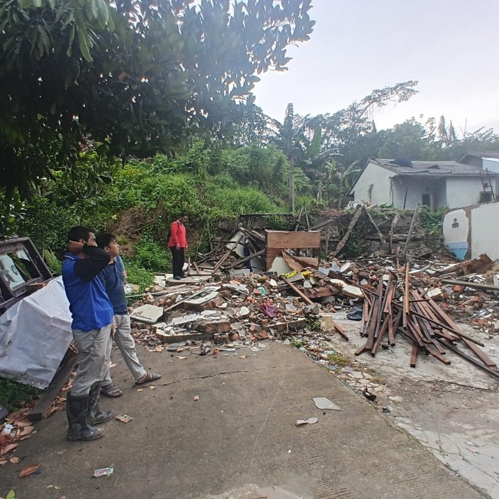 Jumat, 03 Oktober 2025, Kelurahan Karang Anyar mendampingi Armada Exsa dari BPBD Kota Samarinda untuk melakukan pembersihan dilahan longsor jalan Kelapa Gading RT.037.