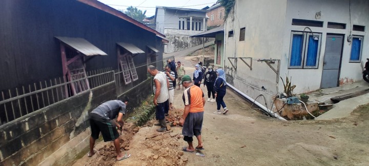 Minggu, 05 Oktober 2025, Kelurahan Karang Anyar melakukan peninjauan ke lapangan untuk kegiatan giat gotong royong di wilayah Kelurahan Karang Anyar.