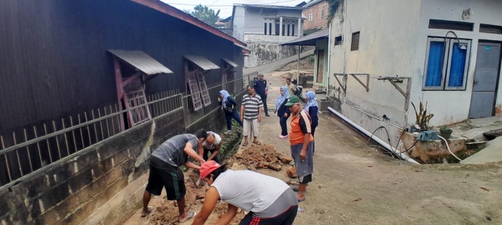 Minggu, 05 Oktober 2025, Kelurahan Karang Anyar melakukan peninjauan ke lapangan untuk kegiatan giat gotong royong di wilayah Kelurahan Karang Anyar.