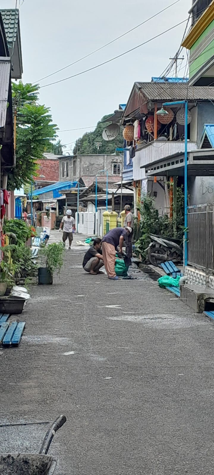 Minggu, 05 Oktober 2025, Kelurahan Karang Anyar melakukan peninjauan ke lapangan untuk kegiatan giat gotong royong di wilayah Kelurahan Karang Anyar.